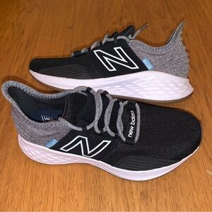 New Balance Kids ROAV Running Shoe Kids Size 2 NWOT Girls/Boys Black/Gray/White